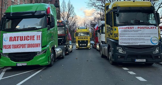 Pilnej reakcji nowego rządu domagają się polscy przewoźnicy. Jak twierdzą, grozi im upadłość, bo przegrywają z konkurencją zza wschodniej granicy. Ponad 120 ciężarówek z 70 firm transportowych protestuje w Szczecinie przeciwko trudnej sytuacji w branży.