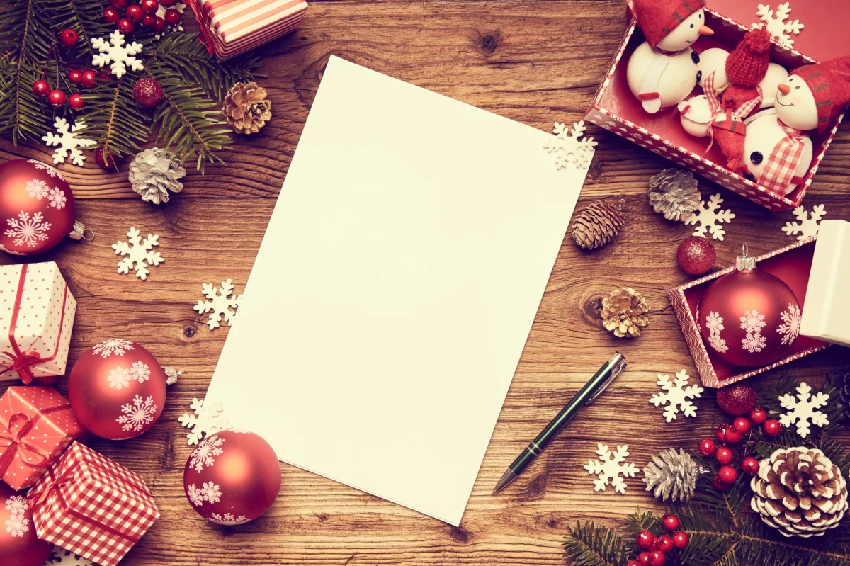 Zdrowia, spokoju, szczęścia, wspólnych chwil z rodziną - w tych dniach często słyszymy takie słowa. Świąteczna życzenia składamy bliskim, przyjaciołom, współpracownikom. Robimy to osobiście, wysyłamy smsy, wiadomości na portalach społecznościowych. Niektórzy do tej pory przesyłają takie życzenia pocztą. Poniżej podpowiadamy, jakie życzenia można złożyć. 