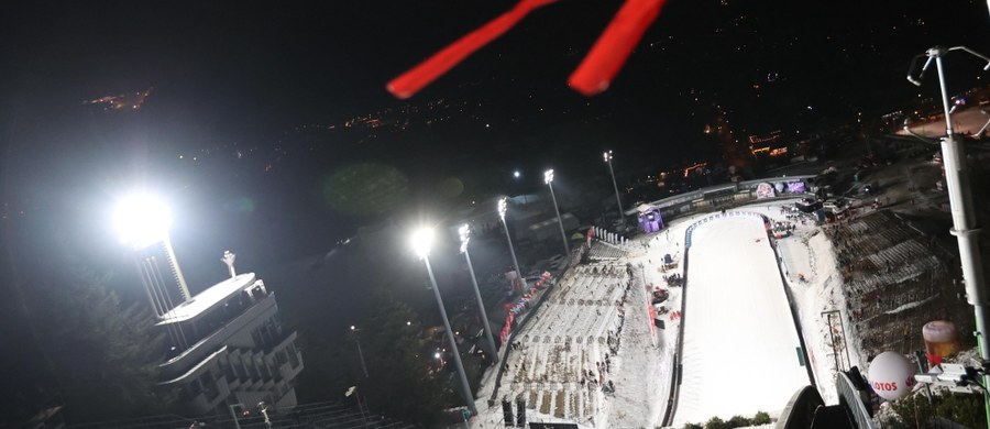 Po dwóch godzinach oczekiwania na poprawę warunków pogodowych, piątkowe zawody mistrzostw Polski w skokach narciarskich na Wielkiej Krokwi w Zakopanem zostały odwołane. Organizatorom przeszkodziły silne porywy północno-zachodniego wiatru.