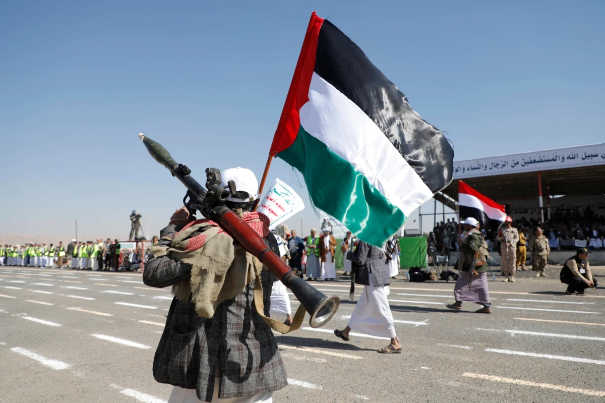 W atakach dokonywanych przez oddziały Huti z Jemenu na statki handlowe na Morzu Czerwonym udział ma Iran - twierdzi w swojej publikacji "Wall Street Journal". Według dziennika jemeńscy rebelianci dostają namiary potrzebne do bombardowania dzięki danym zbieranym przez irański okręt szpiegowski.