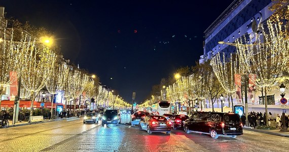 Świąteczno-noworoczny Paryż tonie… w szampanie! Chodzi jednak o szampana wirtualnego. Zainspirowane tym szlachetnym francuskim trunkiem zostały wyrafinowane iluminacje na tłumnie odwiedzanych przez turystów Polach Elizejskich.