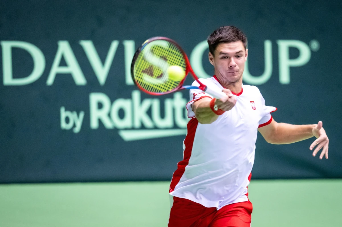 W jego organizmie wykryto zabronione substancje. Tenisista Kamil Majchrzak dowiódł jednak swojej niewinności. Ostatecznie kara okazała się mniej surowa i zawodnik od 29 grudnia będzie znów pełnoprawnym zawodnikiem. „Udowodniłem, że wszystko, co się stało, było nieświadomie. Nie ma to znaczenia o tyle, że te substancje znalazły się w moim organizmie. Natomiast te okoliczności wpłynęły na zmniejszenie kary z 4 lat na 13 miesięcy" - podkreślał Majchrzak w rozmowie z Patrykiem Serwańskim. Tenisista zaczyna karierę od zera. Na razie planuje występ w dwóch turniejach najniższej rangi ITF 15 w tunezyjskim Monastyrze. 