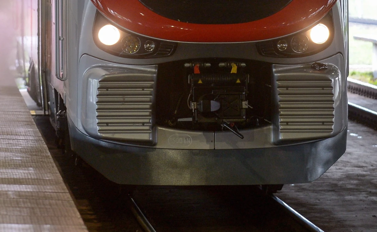 Pociąg jechał z Berlina do Polski. Kiedy wyruszył z podberlińskiej stacji, maszynista nie zauważył, że odczepiła się część składu. Dostrzegł to dopiero na kolejnym postoju i zawrócił po zgubione wagony i czekających w nich pasażerów.