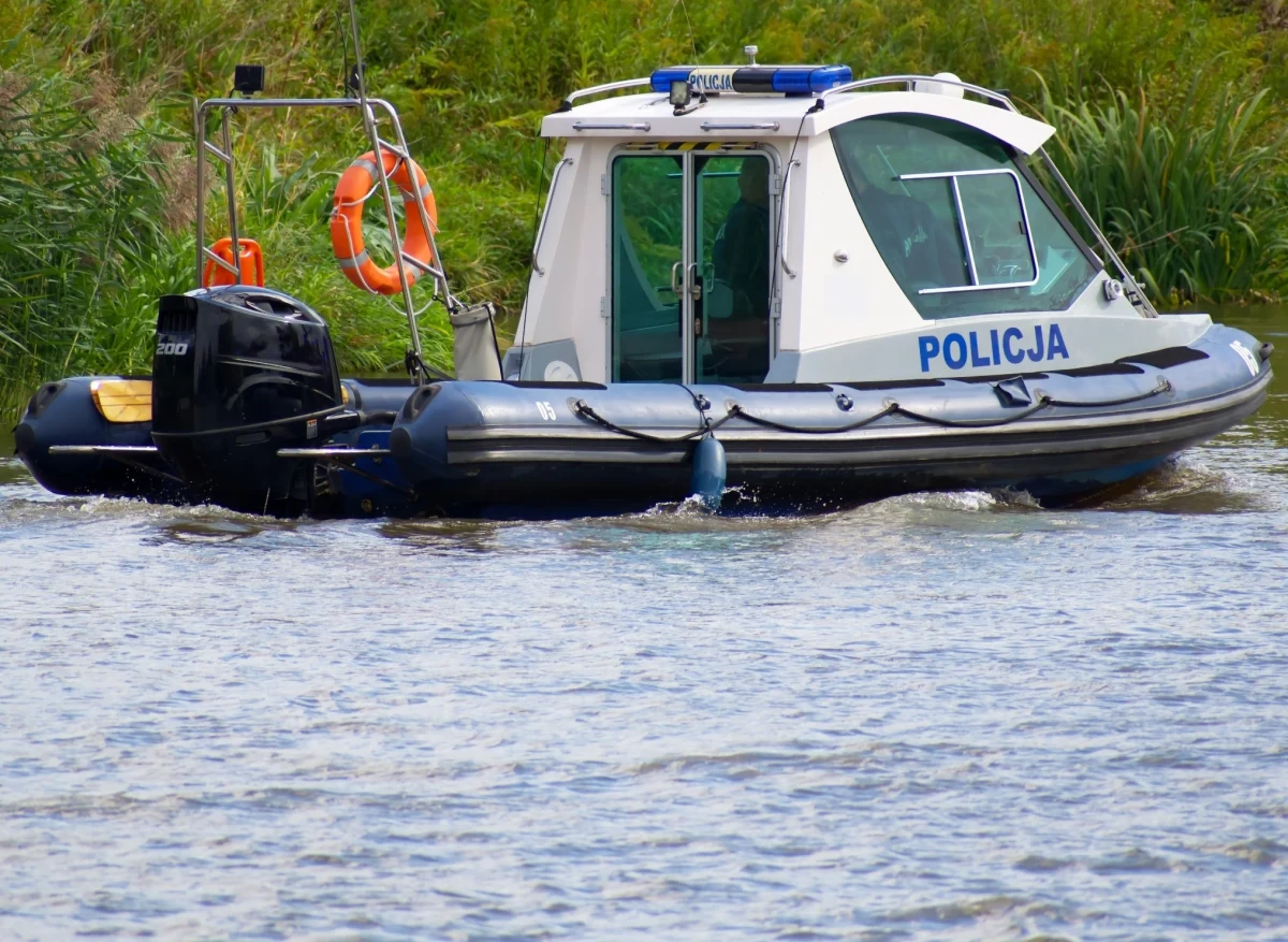 Policjanci z Chełmna (woj. kujawsko-pomorskie) wyłowili z Wisły ciało młodej kobiety. Stało się to w trakcie poszukiwań zaginionego dzień wcześniej mężczyzny.
