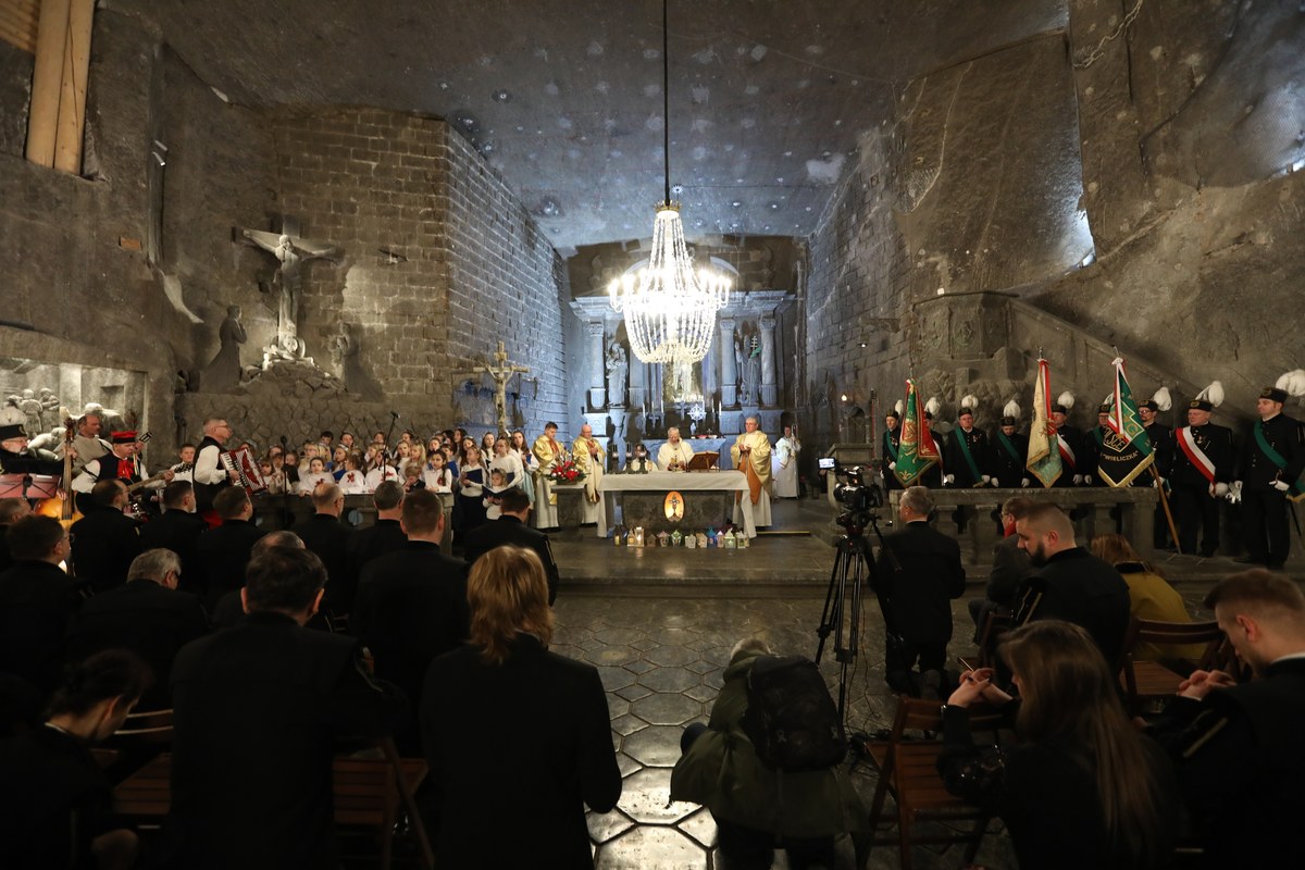 Gdy większość Polaków będzie przygotowywała się wigilijnej wieczerzy oni w czasie pasterki odśpiewają uroczyście kolędę "Wśród nocnej ciszy...". W Wieliczce - zgodnie z wielowiekową tradycją - świętowanie rozpocznie się już w poranek 24 grudnia.