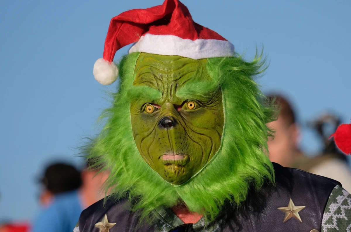 Oficer policji z hrabstwa Monroe na Florydzie kontroluje ruch drogowy przy szkołach w przebraniu Grincha z książki dla dzieci i tym, którzy przekraczają prędkość daje możliwość przyjęcia cebuli zamiast mandatu - donosi agencja Reutera. Jest to coroczna przedświąteczna tradycja mająca zwrócić uwagę na bezpieczeństwo na drogach.