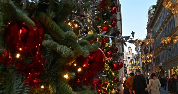19 milionów Włochów, czyli co trzeci mieszkaniec kraju wyrusza w tych dniach na świąteczno-noworoczny wypoczynek. To wzrost o prawie 10 procent w porównaniu z zeszłym rokiem. Szacuje się, że na podróż, pobyt i inne atrakcje wydadzą 15 miliardów euro.