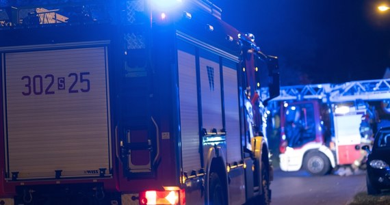 Osiem osób trafiło do szpitala po pożarze, do którego doszło w nocy w miejscowości Pewel Ślemieńska w powiecie żywieckim - poinformowało Centrum Zarządzania Kryzysowego wojewody śląskiego. Wśród poszkodowanych jest sześcioro dzieci.