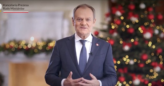 "Kolacja wigilijna, opłatek, rozmowy bliskich sobie ludzi to najlepszy czas, aby poczuć się znowu wspólnotą. Wierzę w przyszłość Polaków jako wielkiego, zjednoczonego narodu" - podkreślił Donald Tusk, życząc wszystkim wesołych, pełnych miłości i ciepła świąt Bożego Narodzenia. Premier zwrócił się także do przeciwników rządu.