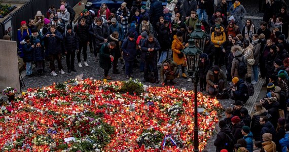 W Czechach dziś żałoba narodowa po czwartkowej strzelaninie na praskiej uczelni. Flagi w całym kraju są opuszczone do połowy masztu, a w świątyniach co kilkadziesiąt minut biją dzwony. 