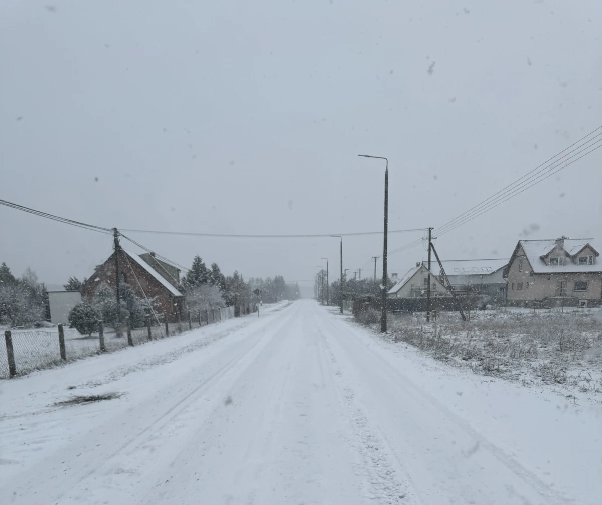 Opady śniegu w całej Polsce prognozują dziś synoptycy. Rozpogodzenia możliwe będą tylko na wschodzie i centrum kraju. W wielu regionach odnotowano sporo interwencji w związku z usuwaniem skutków silnego wiatru. Tylko w Wielkopolsce strażacy musieli w ciągu ostatniej doby wyjeżdżać około 400 razy. Na Pomorzu interwencji było z kolei ponad 390, a w Zachodniopomorskiem ponad tysiąc. 