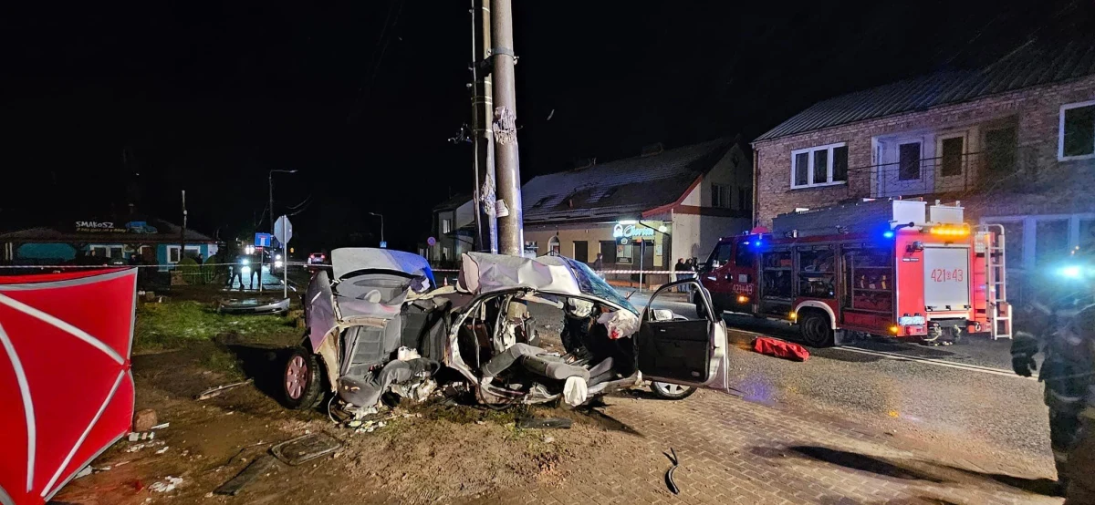 Podlaska policja wyjaśnia przyczyny wypadku w Rajgrodzie, w którym zginęło dwóch młodych mężczyzn. Autem podróżowało pięć osób, trzy trafiły do szpitala.