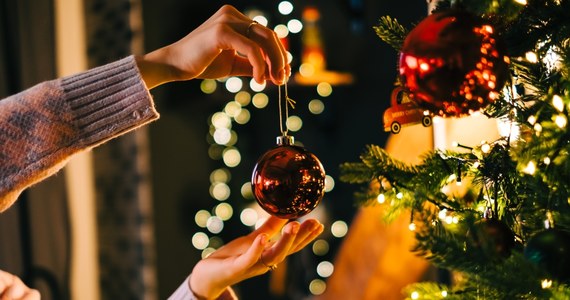 Choinka to jeden z najważniejszych symboli świąt Bożego Narodzenia. Bez niej trudno wyobrazić sobie ten wyjątkowy czas, na który wielu z nas czeka cały rok. A jak w tym roku prezentują się Wasze drzewka? Czekamy na zdjęcia, z których będziemy mogli stworzyć galerię najpiękniejszych choinek naszych Słuchaczy i Czytelników. Dołączcie do nich swoje życzenia dla bliskich i znajomych.
