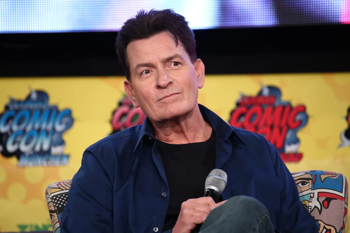 Charlie Sheen został zaatakowany przez swoją sąsiadkę. Kobieta rzuciła się na aktora i próbowała go udusić. Została zatrzymana.