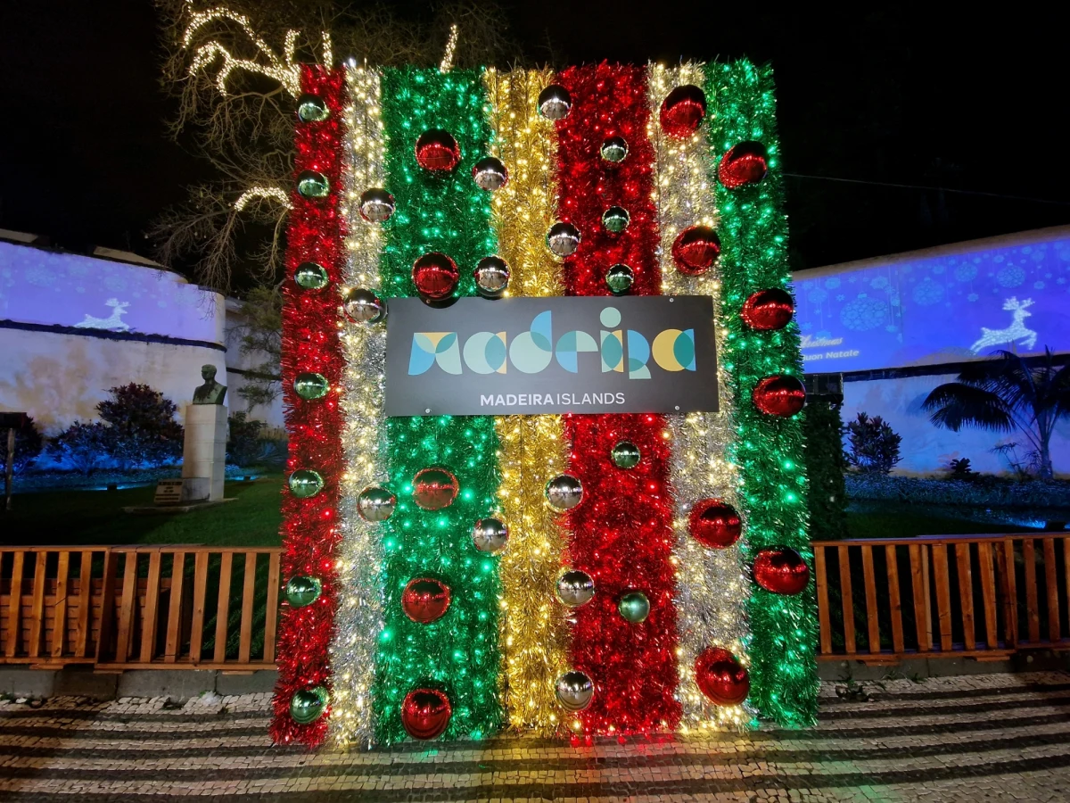 Stolica Madery Funchal od początku grudnia żyje świąteczną atmosferą. Wieczorny spacer po udekorowanym centrum miasta to wielka przyjemność dla tłumów turystów, w tym wielu Polaków chętnie odwiedzających "wiecznie zieloną wyspę" w okresie przedświątecznym.