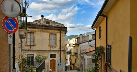 15 domów w cenie 1 euro wystawiono na sprzedaż we włoskiej miejscowości Pratola Peligna w prowincji L'Aquila w regionie Abruzja. To kolejna gmina we Włoszech, której władze oferują domy po symbolicznej cenie. Wiele z nich walczy w ten sposób z wyludnieniem.