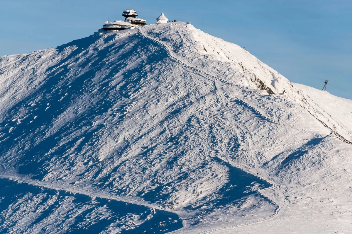 Śnieżka bije rekordy! Minionej nocy porywy wiatru sięgały na szczycie 191 km/h – informuje Karkonoski Park Narodowy. 