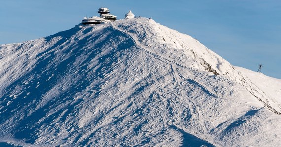 Śnieżka bije rekordy! Minionej nocy porywy wiatru sięgały na szczycie 191 km/h – informuje Karkonoski Park Narodowy. 