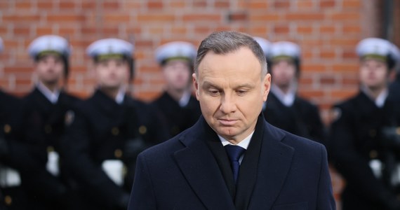 "Podjąłem decyzję o zawetowaniu ustawy okołobudżetowej na rok 2024, w której znalazły się 3 miliardy złotych na media publiczne. Nie może być na to zgody wobec rażącego łamania Konstytucji i zasad demokratycznego państwa prawa" - poinformował prezydent Andrzej Duda. "Media publiczne trzeba najpierw rzetelnie i zgodnie z prawem naprawić" - dodał. Nawiązał w ten sposób do budzącej duże kontrowersje zmiany władz w Telewizji Polskiej, Polskim Radiu i Polskiej Agencji Prasowej. 