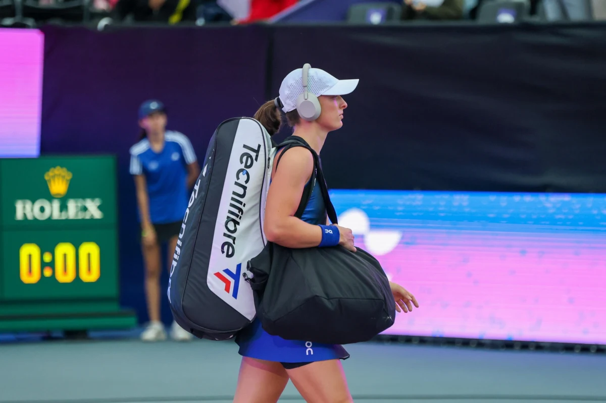 Iga Świątek przegrała z Białorusinką Aryną Sabalenką 4:6 w pokazowym turnieju World Tennis League w Abu Zabi. Drużyna Polki Hawks (Jastrzębie), której barw broni też Hubert Hurkacz, już wcześniej straciła szanse na awans do niedzielnego finału.