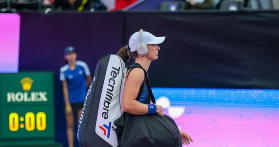 Iga Świątek przegrała z Białorusinką Aryną Sabalenką 4:6 w pokazowym turnieju World Tennis League w Abu Zabi. Drużyna Polki Hawks (Jastrzębie), której barw broni też Hubert Hurkacz, już wcześniej straciła szanse na awans do niedzielnego finału.