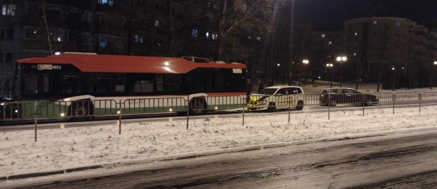 Na Gorącą Linię RMF FM dostaliśmy mnóstwo sygnałów o fatalnym stanie dróg w Lublinie i okolicach. Po opadach śniegu jest na nich bardzo ślisko. "Z uwagi na nagłą zmianę warunków pogodowych i powstałe oblodzenie jezdni sytuacja na drogach jest trudna, choć powoli już się stabilizuje" – przekazała wieczorem Justyna Góźdź z biura prasowego Urzędu Miasta Lublin. Wcześniej informowano, że w korkach stanęły nawet pługosolarki. 