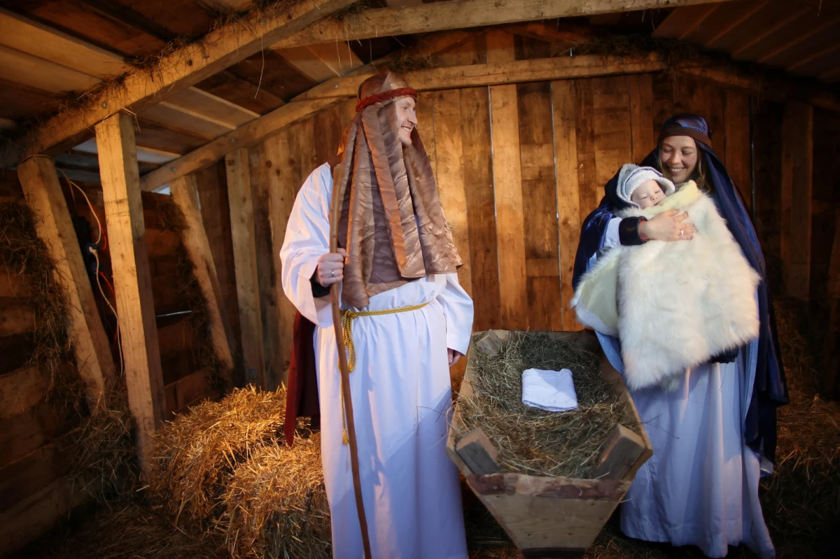 Jak co roku franciszkanie w Krakowie ustawią Żywą Szopkę. Józef, Maryja oraz Dzieciątko oprócz tego żywe zwierzęta (osioł, kozy, lamy i kucyk) i wspólne kolędowanie to już przy Franciszkańskiej tradycja. Wszystko rozpoczyna się w Wigilię i trwa przez cały okres świąt. Ten rok niezwykły, bo jubileuszowy. Św. Franciszek zapoczątkował te tradycję równe osiem wieków temu. 