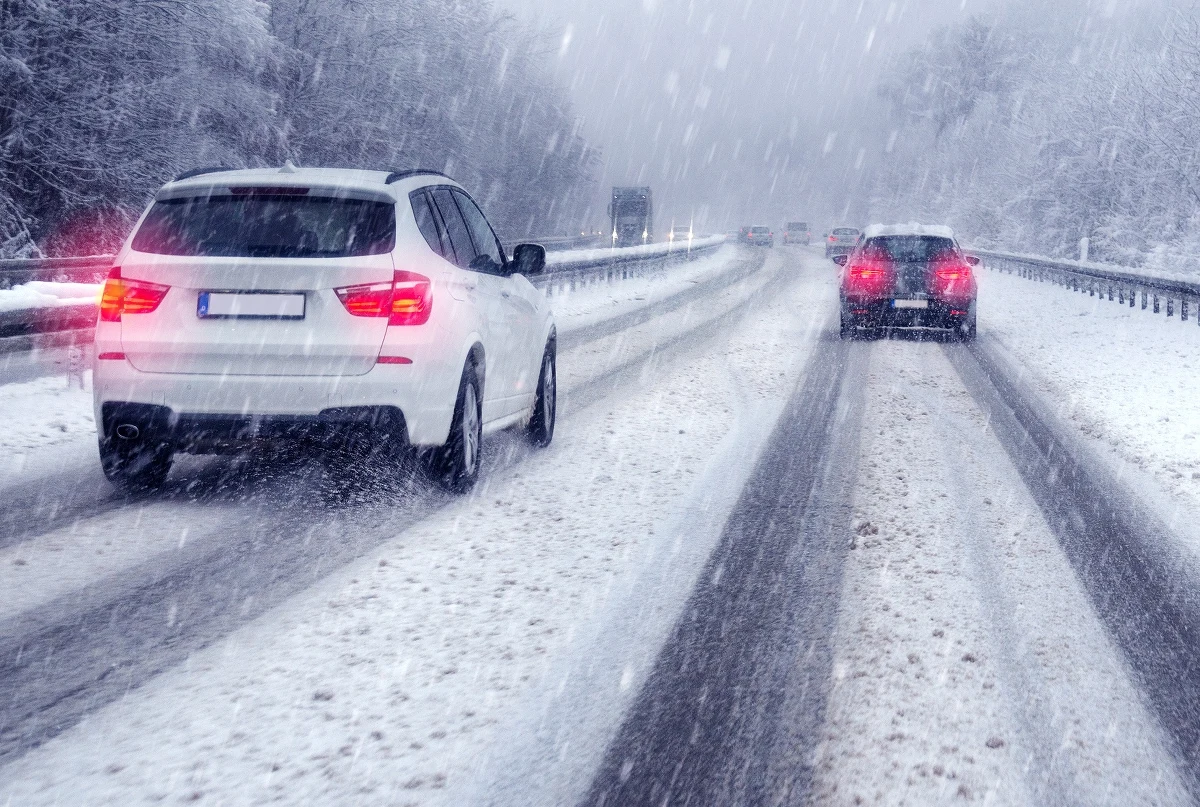 Trudne warunki jazdy w wielu regionach Polski. Biało zrobiło się na trasach Małopolski, Świętokrzyskiego, Dolnego Śląska, Śląska i Podkarpacia. Nad Polskę nasuwa się kolejna zatoka niżu znad Morza Norweskiego oraz ciepły front atmosferyczny.