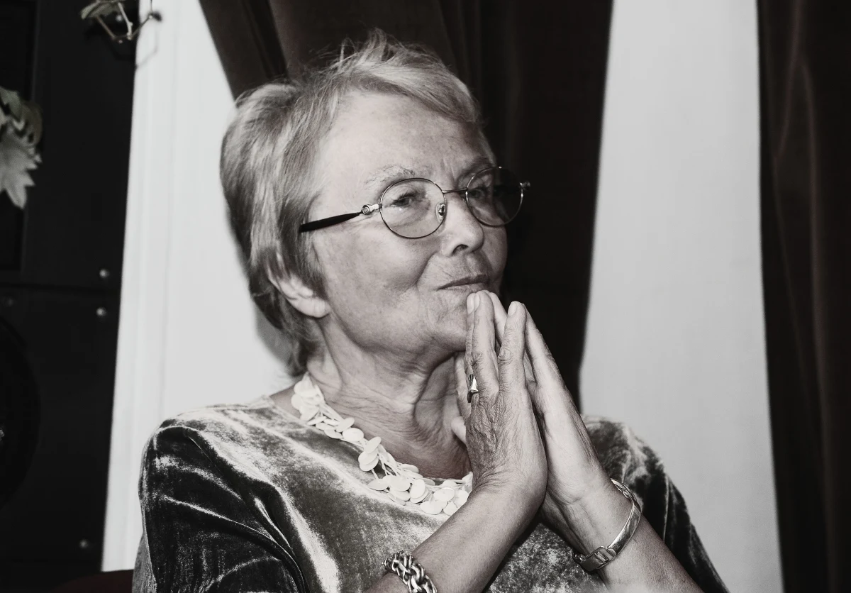 Odeszła Izabella Cywińska - oddana całe życie polskiej kulturze, odważna obrończyni wartości podstawowych i pierwsza minister kultury niepodległej Polski - poinformował minister kultury Bartłomiej Sienkiewicz.