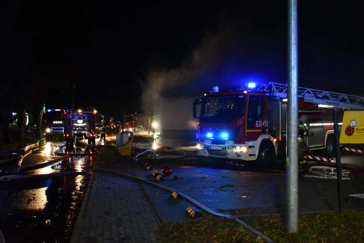 Strażacy ugasili duży pożar marketu w Mieścisku w Wielkopolsce. Z budynku ewakuowano 26 osób. Nie ma poszkodowanych. Informację o zdarzeniu dostaliśmy na Gorącą Linię RMF FM.