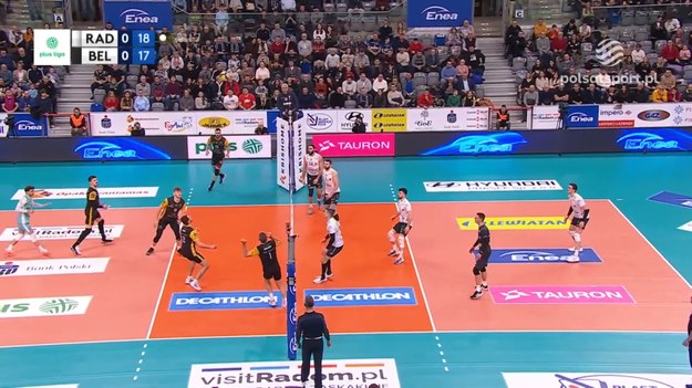 Fragment meczu Enea Czarni Radom – PGE GiEK Skra Bełchatów 1:3 (23:25, 25:22, 19:25, 26:28) - siatkówka, PlusLiga - 13. kolejka. Nikola Meljanac (24 punkty), Dawid Konarski (24 punkty) – najlepsze akcje.

