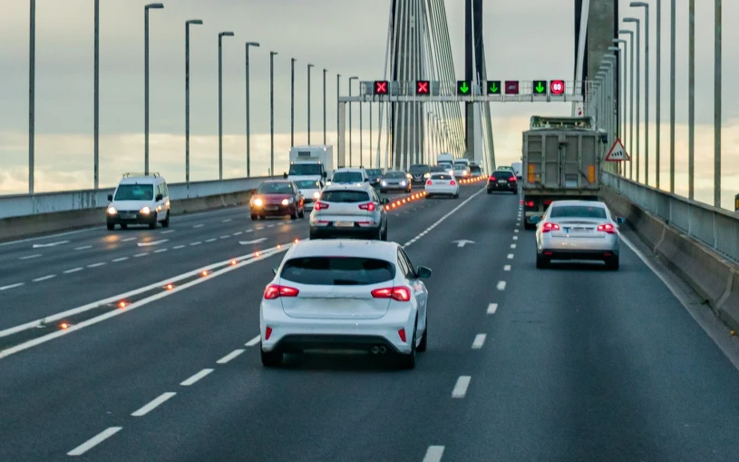 Koniec z "królami lewego pasa". Nowe przepisy i surowe mandaty