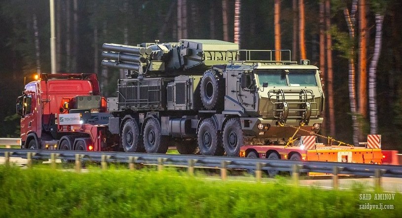 Rosyjskie źródła podały, że nowa wersja rosyjskiego samobieżnego przeciwlotniczego zestawu artyleryjsko-rakietowego Pancyr dotarła na front. Może to oznaczać poważne problemy dla Ukrainy, która w ostatnim czasie opiera swoje działania na atakach dronami. 