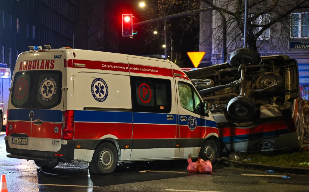 Do zderzenia dwóch karetek doszło w niedzielę wieczorem na jednym ze skrzyżowań w Krakowie. W wypadku poszkodowany został kierowca jednego z pojazdów. Jedna z karetek dachowała.