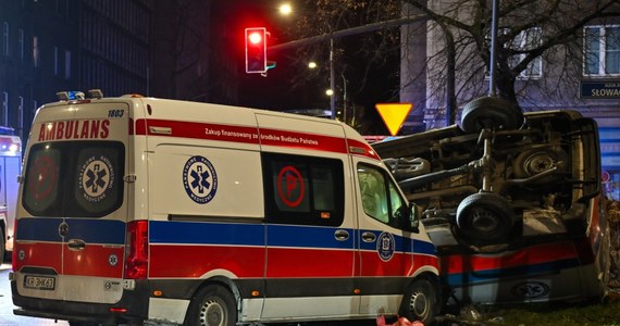 Do zderzenia dwóch karetek doszło w niedzielę wieczorem na jednym ze skrzyżowań w Krakowie. W wypadku poszkodowany został kierowca jednego z pojazdów. Jedna z karetek dachowała.