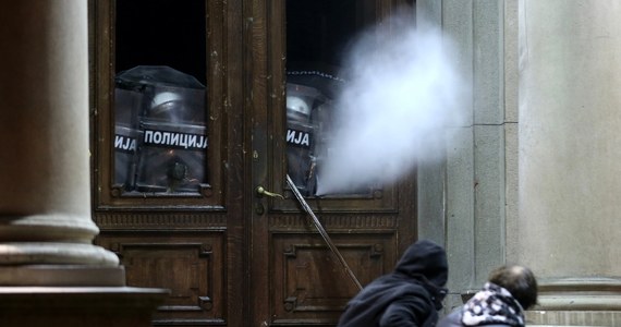 30 policjantów zostało rannych w wyniku zamieszek w stolicy Serbii, Belgradzie. Funkcjonariusze zatrzymali 30 demonstrantów. Trwają tam protesty zwolenników opozycji przeciwko - jak twierdzą - fałszerstwom wyborczym.