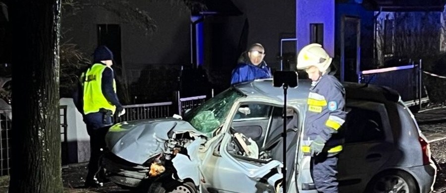 Nie żyje kierowca samochodu osobowego, które uderzyło w drzewo w Międzyzdrojach przy ul. Dąbrówki – poinformował rzecznik KW PSP w Szczecinie mł. bryg. Tomasz Kubiak. W sobotę zginęło tam troje pieszych, w których wjechało osobowe auto.