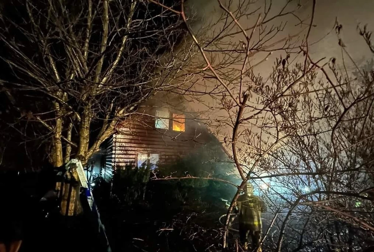 Dwie osoby zginęły w pożarze domu, do którego doszło w poniedziałek rano w Żabnicy na Żywiecczyźnie. Dwie kolejne zostały przewiezione do szpitala – informuje straż pożarna. W budynku przebywało w sumie sześć osób.
