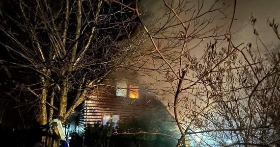 Dwie osoby zginęły w pożarze domu, do którego doszło w poniedziałek rano w Żabnicy na Żywiecczyźnie. Dwie kolejne zostały przewiezione do szpitala – informuje straż pożarna. W budynku przebywało w sumie sześć osób.
