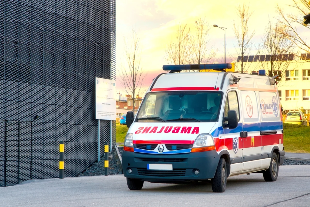 Mimo reanimacji nie udało się uratować 15-latki rannej w wypadku na drodze wojewódzkiej w Józefowie w Lubelskiem. Do szpitala zostały przetransportowane trzy osoby.