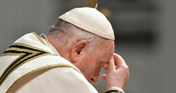 Papież Franciszek w orędziu na Boże Narodzenie apelował w poniedziałek o to, by powiedzieć nie wojnie - "wszelkiej wojnie, samej logice wojny". Jak stwierdził, ludzie nie zdają sobie sprawy z tego, jak wiele pieniędzy publicznych wydaje się na zbrojenia.