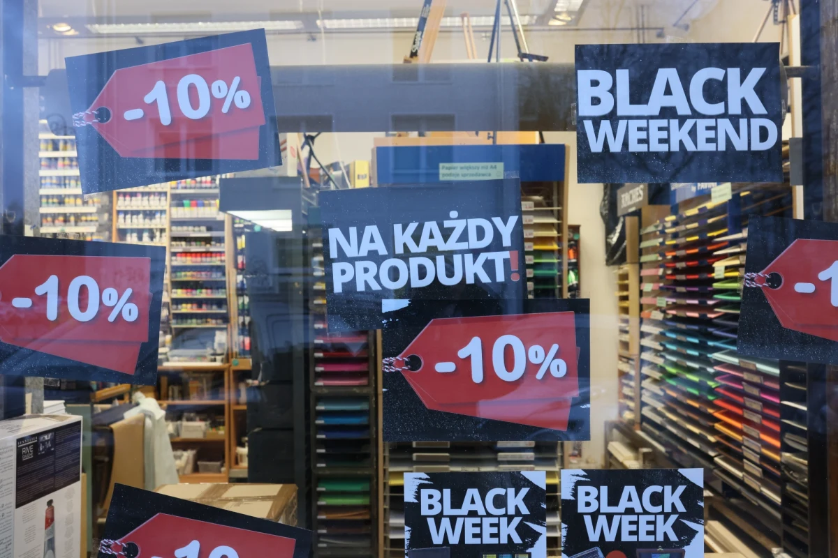 Minął już niemal rok od momentu, kiedy w Polsce wdrożono unijną dyrektywę Omnibus. Nowe przepisy miały być batem na nieuczciwych przedsiębiorców i sposobem na sprawienie, że jako klienci nie będziemy nabijani w butelkę. Jak się sprawdziły? Zapytaliśmy o to Urząd Ochrony Konkurencji i Konsumentów oraz Polską Izbę Handlu. Czekamy też na Wasze opinie - zagłosujcie w naszej sondzie. 