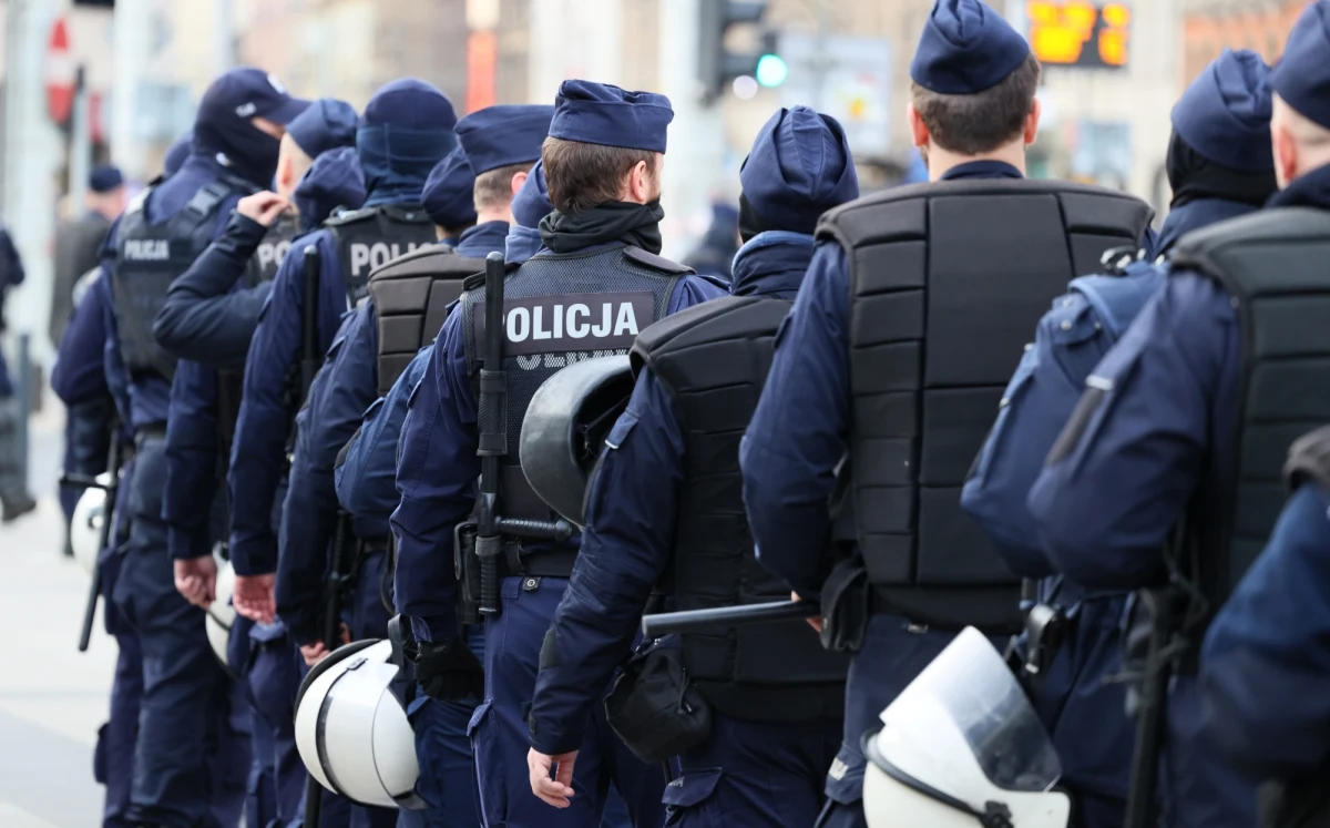 "Pan prezydent, wchodząc w konflikt z rządem, nie przemyślał tego, że ma to też skutek dla wielkiej grupy służb mundurowych, wojska i policji" - mówi RMF FM Rafał Jankowski, przewodniczący Niezależnego Samorządnego Związku Zawodowego Policjantów. Dodaje, że formacji grozi katastrofa, bo stoi ona na skraju kadrowej zapaści. Funkcjonariusze zamiast świętować, martwią się o obiecane, 20-procentowe podwyżki. W środę napiszą list do prezydenta.