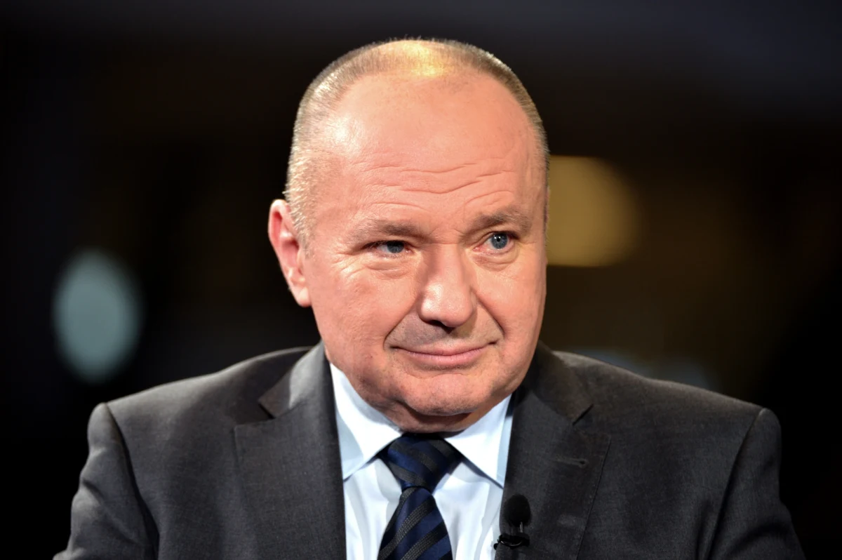 "Na podstawie uchwały Rady Nadzorczej Telewizji Polskiej S.A. nr. 148/X/2023 zostałem delegowany na stanowisko prezesa Zarządu TVP" - poinformował w liście opublikowanym w mediach społecznościowych Maciej Łopiński - wieloletni współpracownik Lecha Kaczyńskiego i były poseł Prawa i Sprawiedliwości. "Decyzja ta zapadła w związku z rezygnacją dotychczasowego prezesa Mateusza Matyszkowicza z zajmowanej funkcji" - dodał. Minister kultury Bartłomiej Sienkiewicz stwierdził w reakcji na to oświadczenie, że uchwała o delegowaniu Łopińskiego jest prawnie nieskuteczna, bo "została podjęta przez organ nieistniejący". 