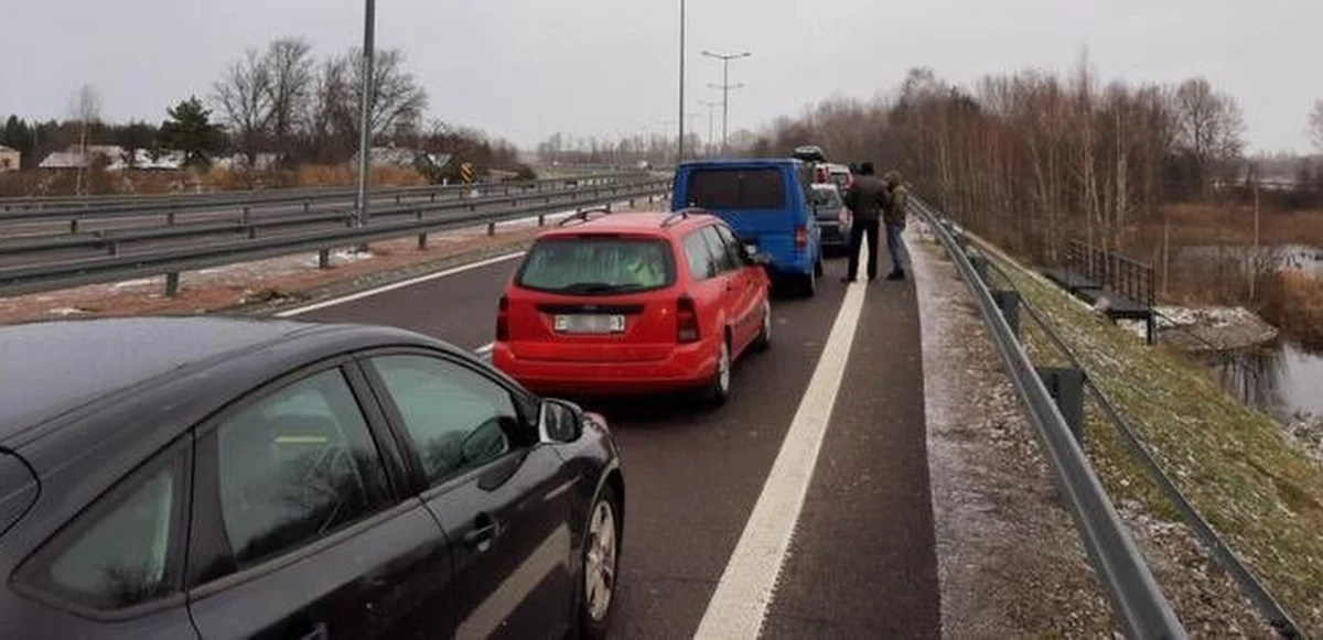 Ok. 1300 samochodów osobowych czeka w kolejce do przejścia granicznego w Terespolu. Wojewoda lubelski Krzysztof Komorski zapowiedział, że pomoże oczekującym na wjazd na Białoruś. 