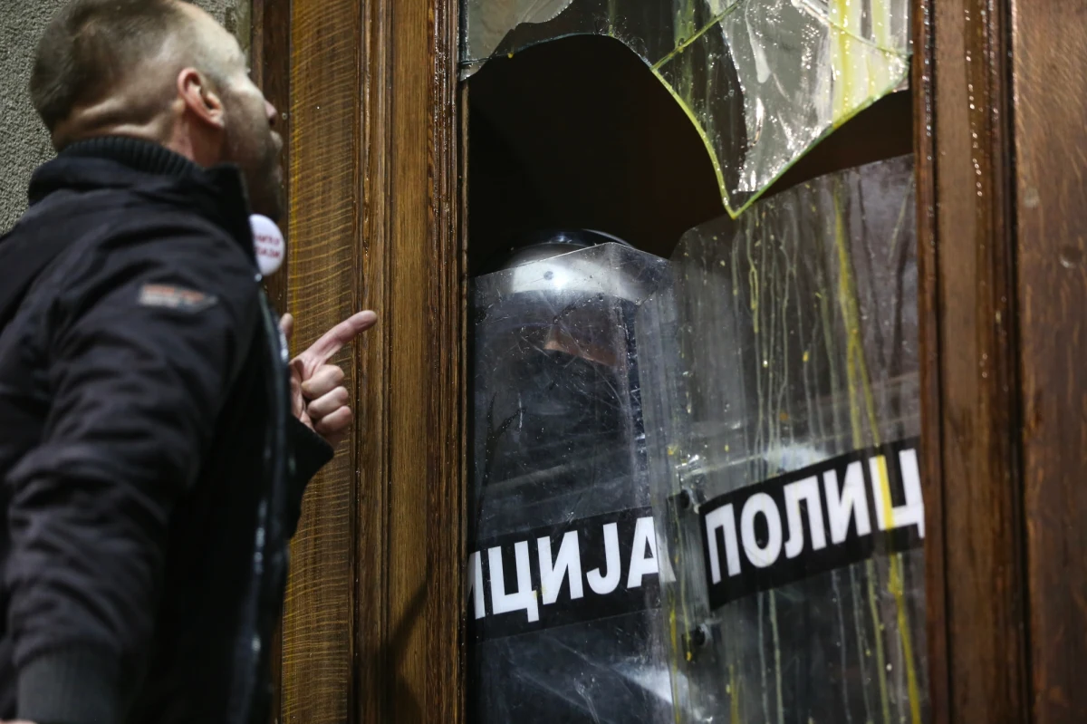 Premier Serbii podziękowała rosyjskim służbom specjalnym za przekazanie informacji o planach demonstrantów. W nocy z niedzieli na poniedziałek manifestanci przypuścili regularny szturm na budynek ratusza w Belgradzie. 