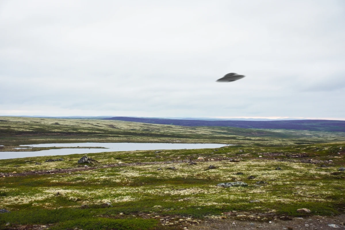 UFO, UAP, NOL - niezidentyfikowane obiekty latające rozbudzają wyobraźnię, ale wciąż traktowane są raczej jako wytwór fantastów. Obserwatorom tego typu zjawisk zarzuca się, że dowody dostarczane opinii publicznej są fatalnej jakości, a ich analiza prowadzona jest przez ludzi, którzy nie posiadają odpowiednich kompetencji. Tu pojawia się Projekt Galileo - międzynarodowa inicjatywa zrzeszająca naukowców, którzy chcą właśnie naukowymi metodami rzetelnie zbadać możliwość występowania pozaziemskich technologii w obserwowalnej rzeczywistości.