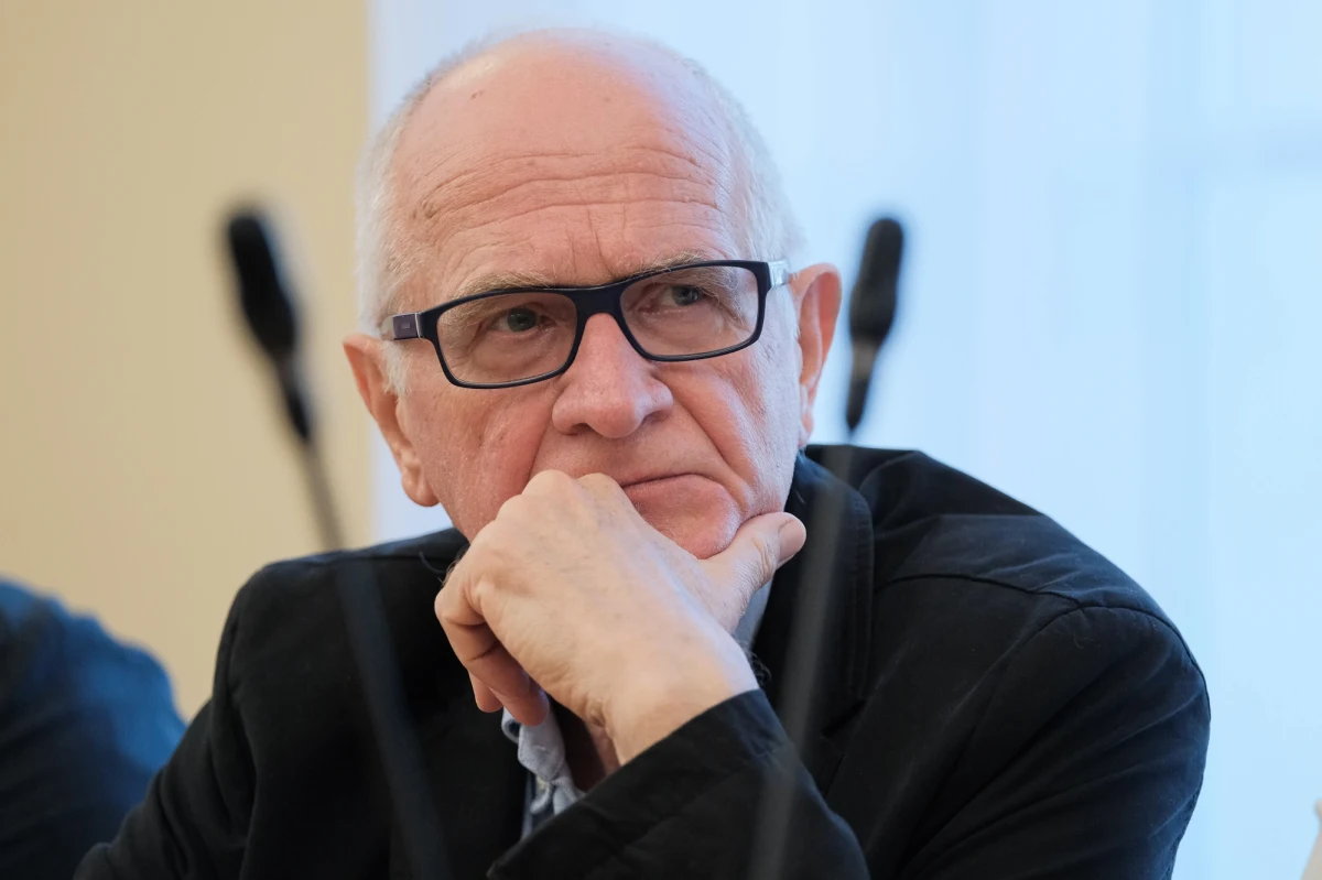 Szef Rady Mediów Narodowych Krzysztof Czabański zwołał w trybie nagłym posiedzenia Rady od wtorku 26 grudnia do końca roku. W proponowanym porządku obrad znalazło się "omówienie sytuacji w spółkach mediów publicznych" i "sprawy różne".
