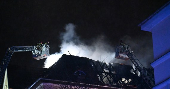 W nocy w kamienicy przy ulicy 5 Lipca w Szczecinie wybuchł pożar. Ogień objął około 200 metrów kwadratowych poddasza.