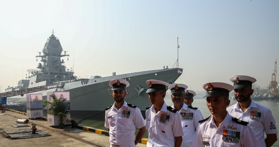 Ministerstwo Obrony podało w poniedziałek wieczorem, że indyjska marynarka wojenna wysłała niszczyciele rakietowe na Morze Arabskie po sobotnim ataku na powiązany z Izraelem chemikaliowiec u jej wybrzeży.